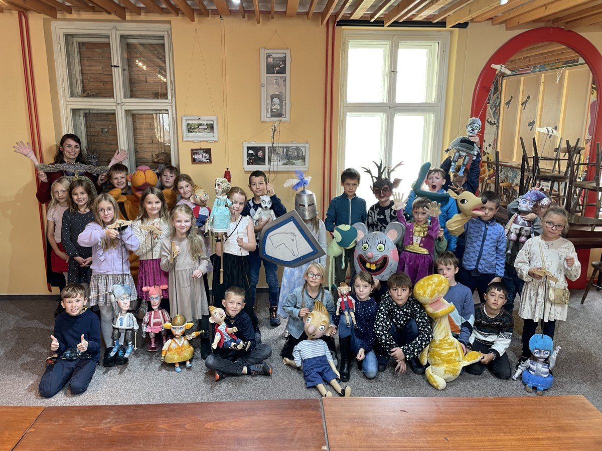 Naivní divadlo - Do stopy a zákulisí 3. 10